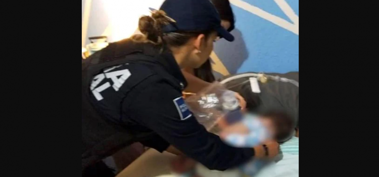 Agentes de policía rescatan a bebe en el Valle de Mexicali