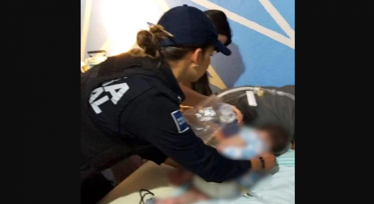 Agentes de policía rescatan a bebe en el Valle de Mexicali
