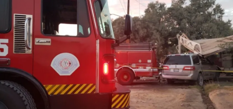 Una camioneta impacto contra la estación 18 de Bomberos en Mexicali