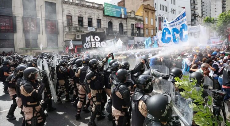 Violencia y represión en Buenos Aires durante protestas por la Ley Bases