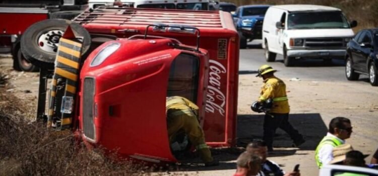 Camión de Coca Cola terminó volcado en el bulevar 2000 de Tijuana