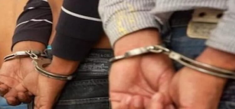 Por muerte de niña de dos años detienen a madre y padrastro