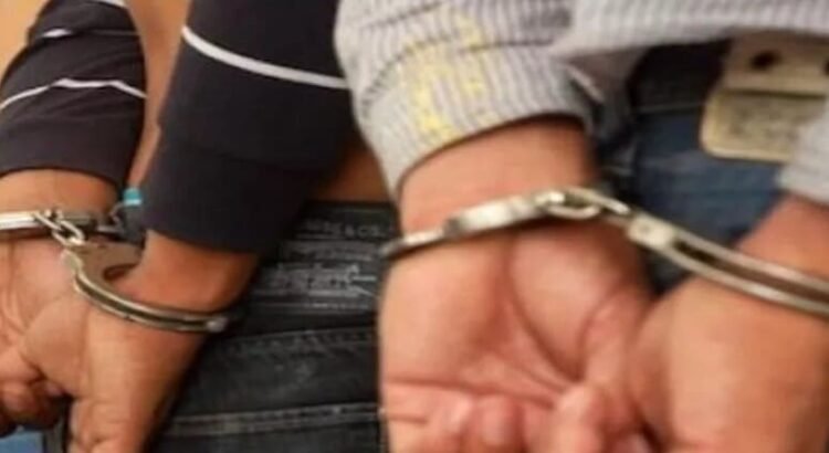 Por muerte de niña de dos años detienen a madre y padrastro