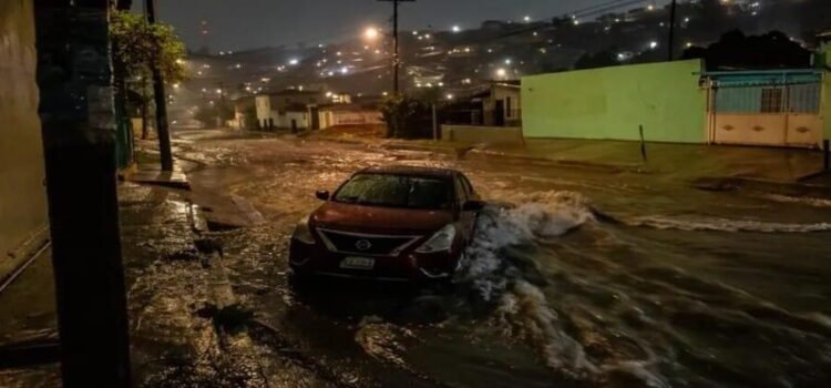 Bomberos rescatan a taxista que fue arrastrado por lluvias