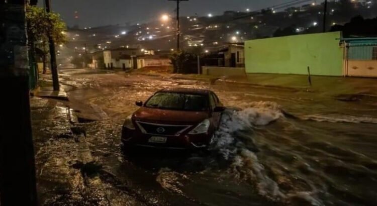 Bomberos rescatan a taxista que fue arrastrado por lluvias