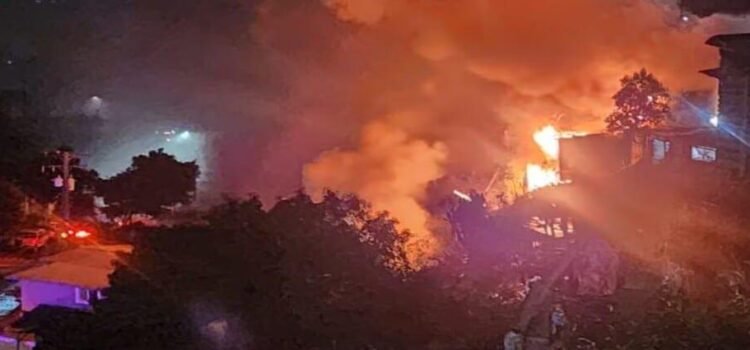 Incendio consume vivienda en la colonia Alemán