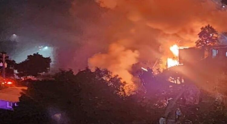 Incendio consume vivienda en la colonia Alemán