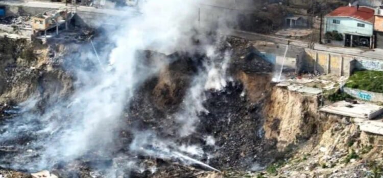 Incendio de basura afecta a viviendas por fuertes vientos de Santa Ana