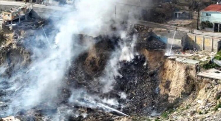 Incendio de basura afecta a viviendas por fuertes vientos de Santa Ana