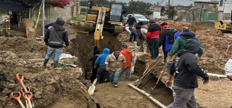 Bomberos trabajan para rescatar el cuerpo de un hombre que murió atrapado en una excavación