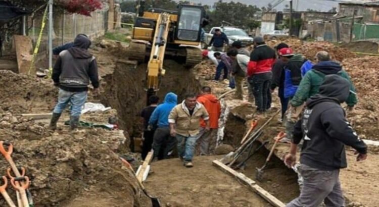 Bomberos trabajan para rescatar el cuerpo de un hombre que murió atrapado en una excavación