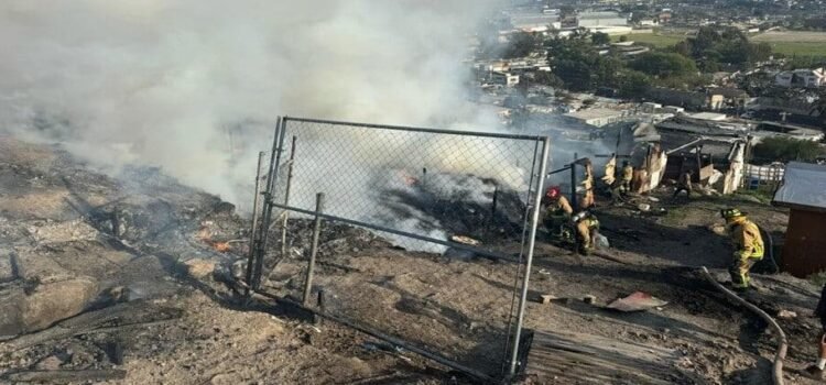 Se incendian casas en asentamiento irregular de Tijuana