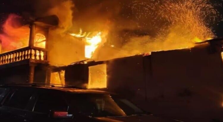 Incendio consume vivienda y daña otra en colonia Lomas de Tijuana