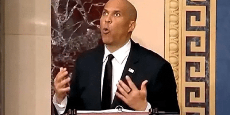 Senador se avienta discurso contra Trump… de 25 horas