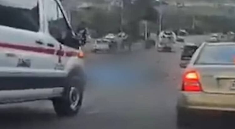 Motociclista pierde la vida al impactar contra un camión revolvedor en Tijuana