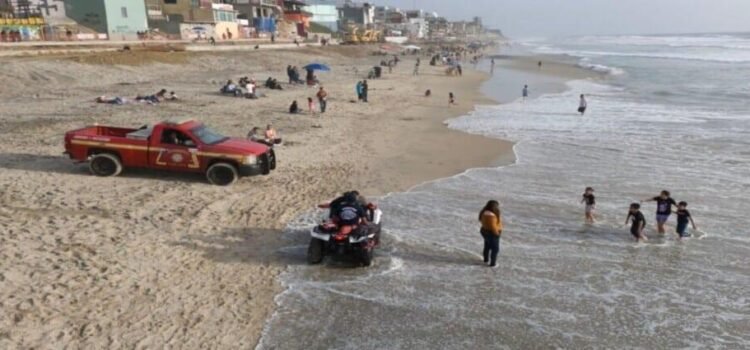 Tijuanenses acuden a Playas de Tijuana pese a estar contaminadas