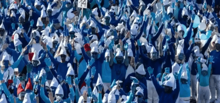 Miles se vistieron de Pitufos para romper record Guinness