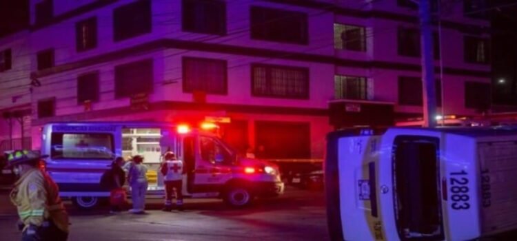 Joven se estrella contra un taxi en Playas; pasajera perdió la vida