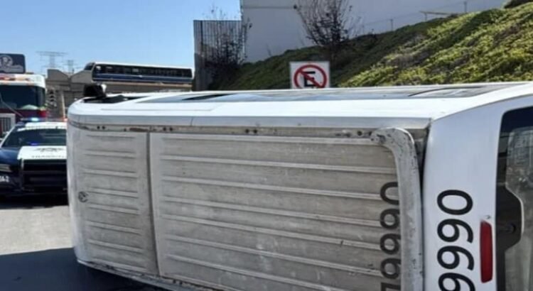 Taxi de ruta vuelca en Tijuana y deja 16 lesionados; dos de gravedad