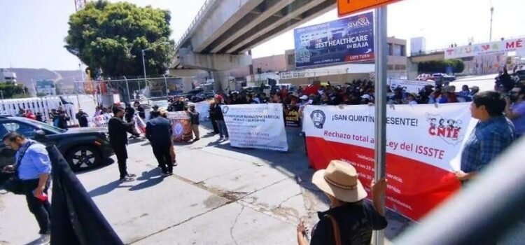 Maestros de la CNTE bloquean cruce de Estados Unidos a Tijuana