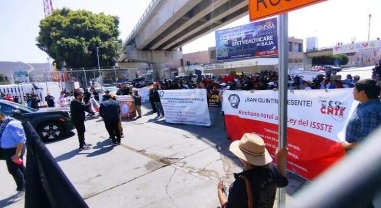 Maestros de la CNTE bloquean cruce de Estados Unidos a Tijuana