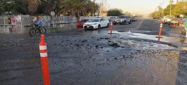 Atienden fuga de agua y socavón frente a la Rectoría de la UABC en Mexicali
