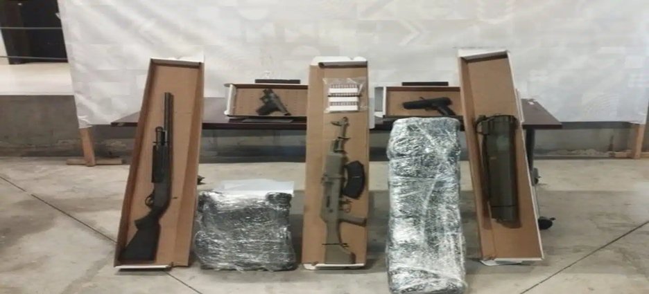 Aseguran lanzacohetes y arsenal de alto poder en vivienda de Tijuana