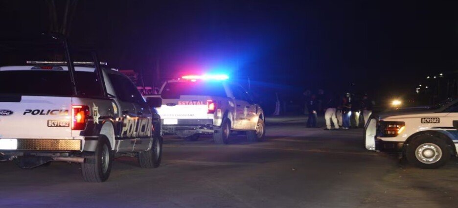 Policías detienen a hombre que intentó atacarlos con cuchillos en Ensenada