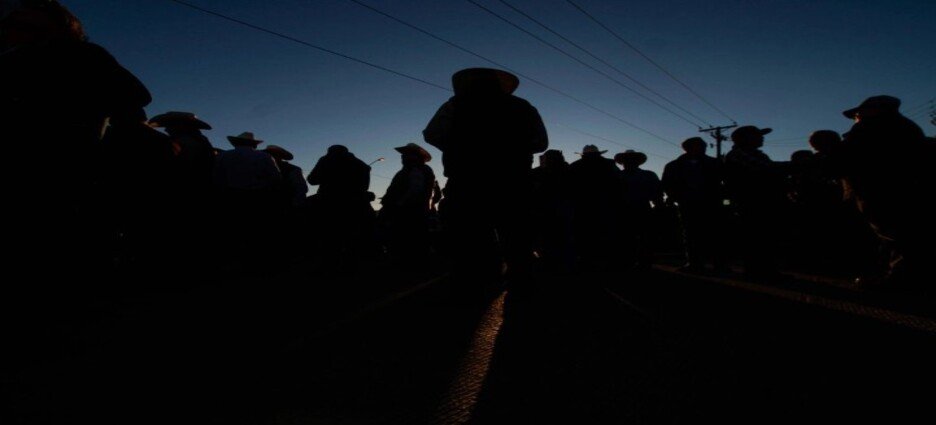 Agricultores bloquean carretera que une a Baja California con Sonora