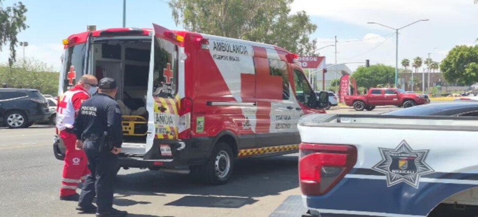 Hombre sufre presunto golpe de calor mientras trabajaba en el Centro de Mexicali