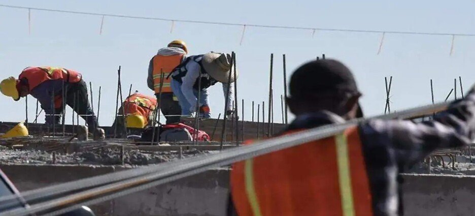 Reducirán horario de trabajo en obras de construcción de Mexicali ante calor extremo