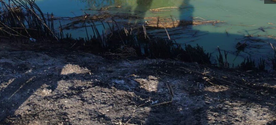 Investigan volcadura de vehículo abandonado en un dren de la colonia Progreso